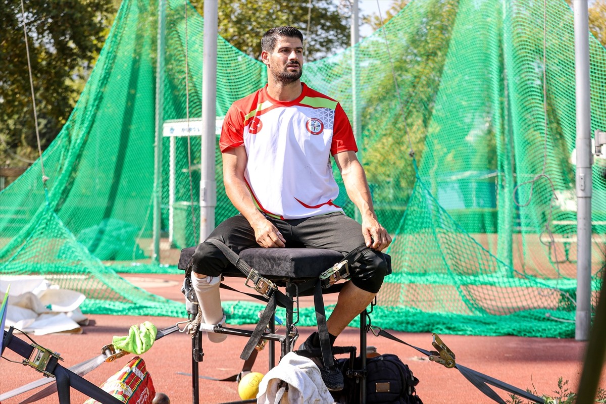 Bursa'da hazırlıklarını sürdüren engelli milli atletler Hamid Haydari, Muhammed Kalvandi...