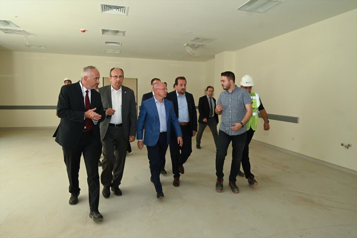 Bursa'da yapımı devam eden Ali Osman Sönmez Onkoloji Hastanesi'nin planlanan tarihte açılabilmesi...