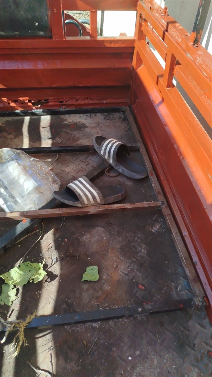 Bursa'da yüzlerini gizleyerek depodan hırsızlık yaptığı belirlenen 3 şüphelinin kimlikleri...