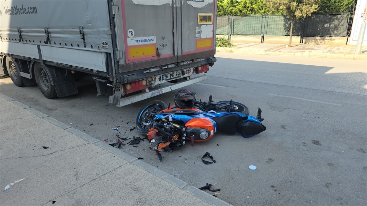 Bursa'nın İnegöl ilçesinde park halindeki tıra çarpan motosikletin sürücüsü yaralandı.