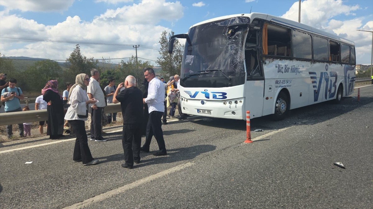 Bursa'nın Orhangazi ilçesinde karşı yönden gelen tırın dorsesindeki gemi çapasına çarpan yolcu...