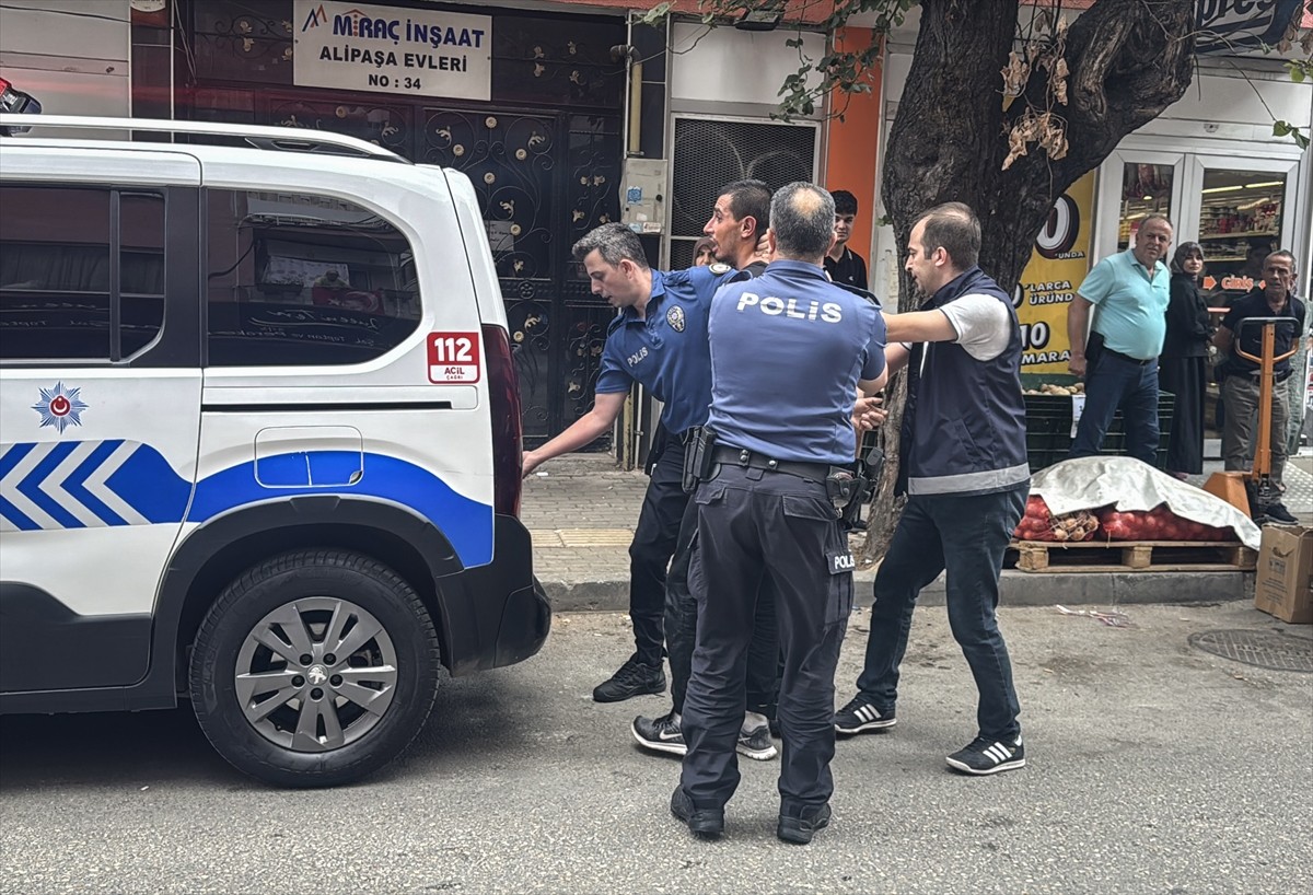 Bursa'nın Osmangazi ilçesinde aile içi şiddet ihbarına giden iki polis, şüpheli ile yasaklı ırk...