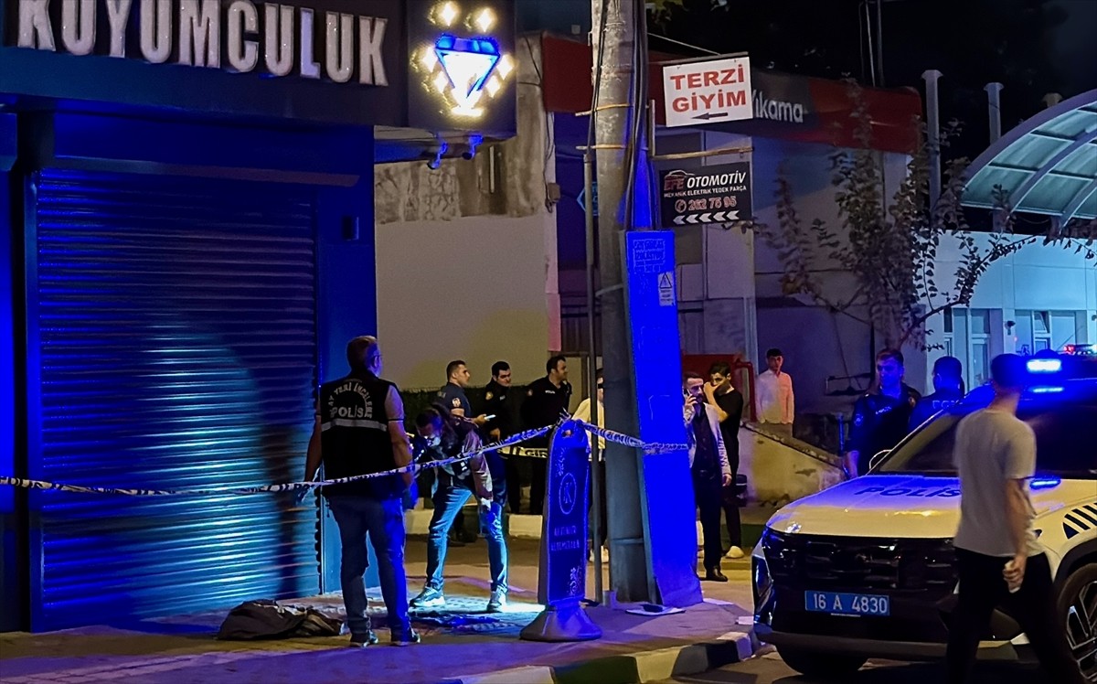 Bursa'nın Osmangazi ilçesinde başından silahla vurulan kişi, ağır yaralandı. Polis ekipleri, olay...