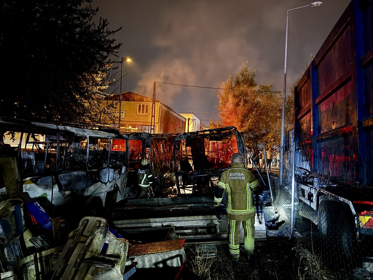 Bursa'nın Osmangazi ilçesinde karavanda çıkıp kamyona sıçrayan yangın söndürüldü.