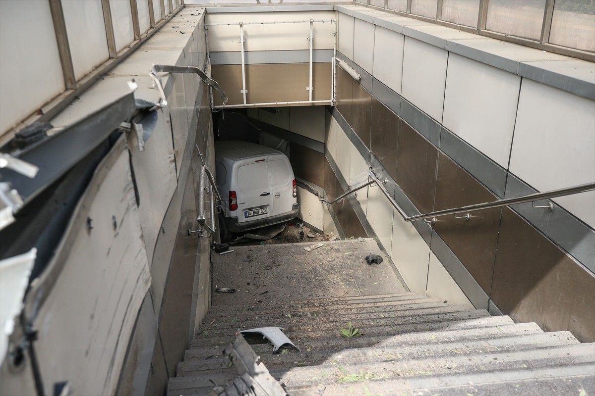 Bursa'nın Osmangazi ilçesinde metro alt geçidine giren hafif ticari aracın sürücüsü...