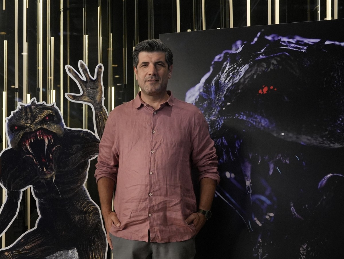 Büyük Taarruz öncesi bir askeri görev ile bilinmeyen bir uzaylı tehdidini işleyen tarihi bilim...