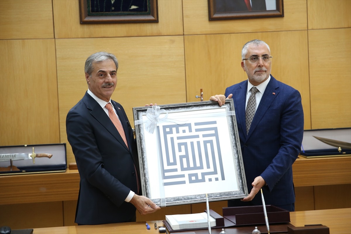 Çalışma ve Sosyal Güvenlik Bakanı Vedat Işıkhan, Sakarya Büyükşehir Belediye Başkanı Yusuf...