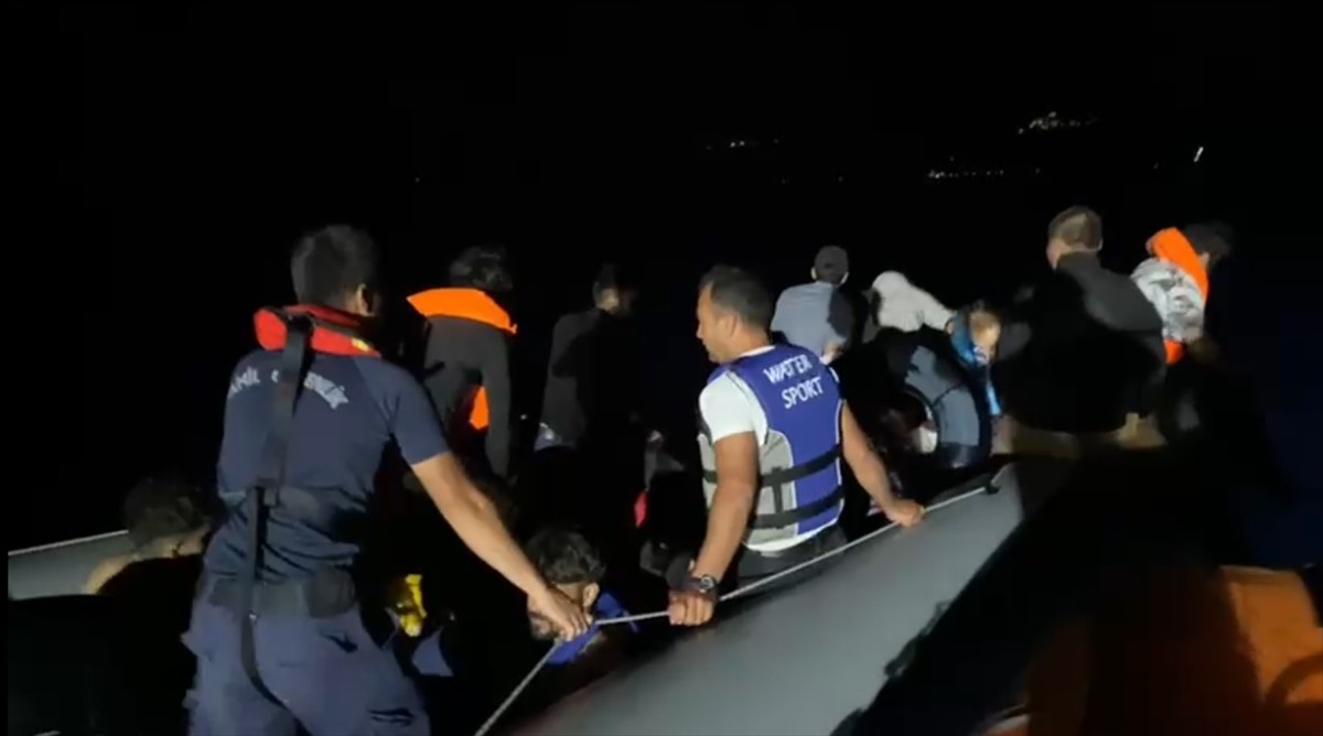 Çanakkale'nin Ayvacık ilçesinde 43 düzensiz göçmen yakalandı.