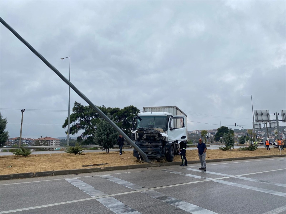 Çanakkale'nin Ayvacık ilçesinde kamyon ile kamyonetin çarpışması sonucu 1 kişi hayatını...