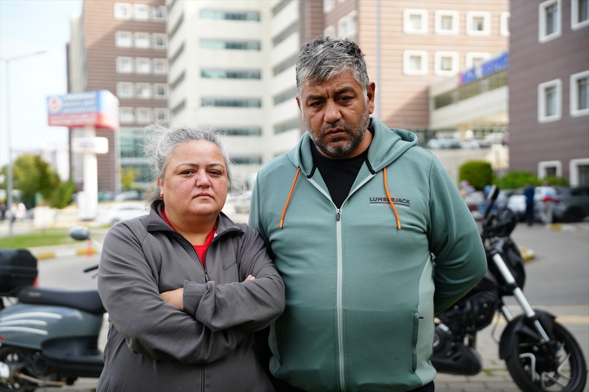 Çanakkale'nin Biga ilçesinde bir lisede çıkan kavgada başına aldığı darbe sonucu hastaneye...