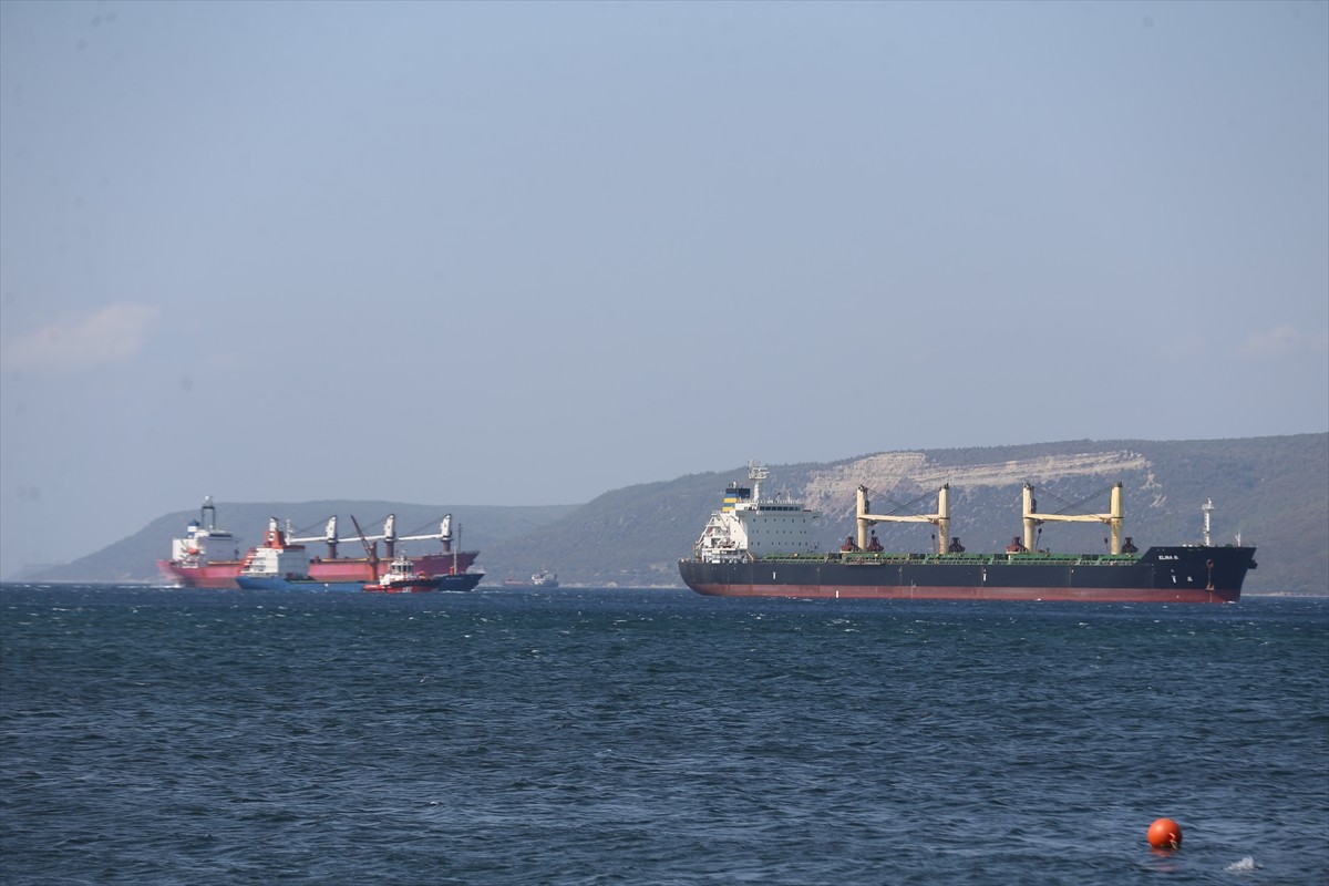 Çanakkale Boğazı'nda makine arızası meydana gelen gemi kurtarıldı.