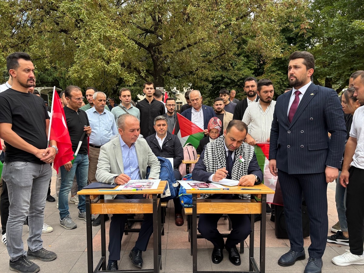 Çankırı'da, İsrail tarafından öldürülen Gazzeli çocuklar parka yerleştirilen boş okul sıralarıyla...