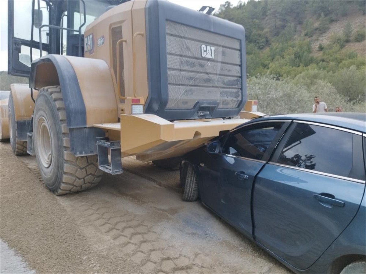 Çankırı'nın Çerkeş ilçesinde iş makinesinin çarpıp sürüklediği otomobilin altında kalan kadın...