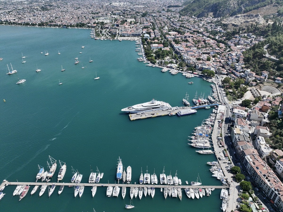 Cayman Adaları bayraklı "I Dynasty" adlı mega yata, Muğla'nın Fethiye ilçesinde tankerlerle...