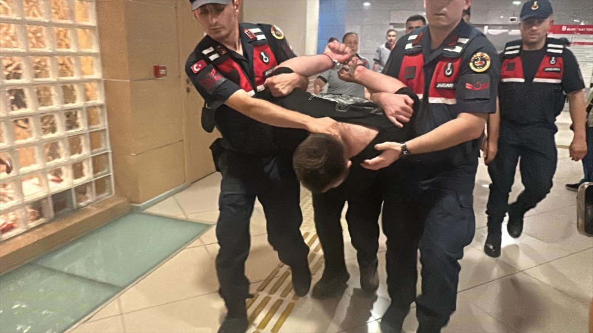 Çekmeköy'deki bir restoranda yemek yediği sırada İstanbul Adliyesi'nde görevli Cumhuriyet Savcısı...