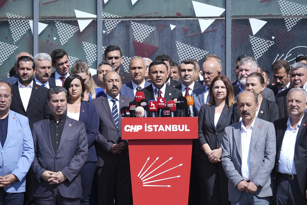 CHP'nin 81 il başkanı, mahkemenin "tedbiren görevden uzaklaştırma ve kayyum" kararına tepki...
