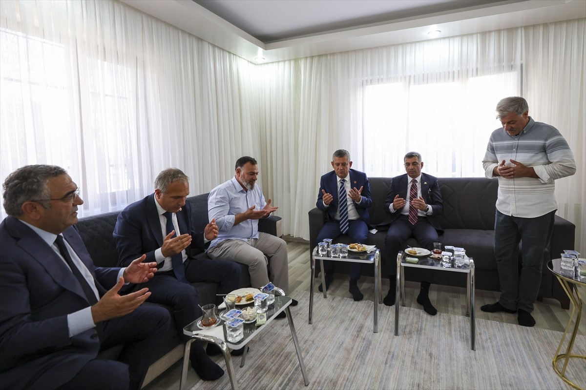 CHP Genel Başkanı Özgür Özel, 2024'te Pençe-Kilit Operasyonu bölgesinde şehit olan Piyade...