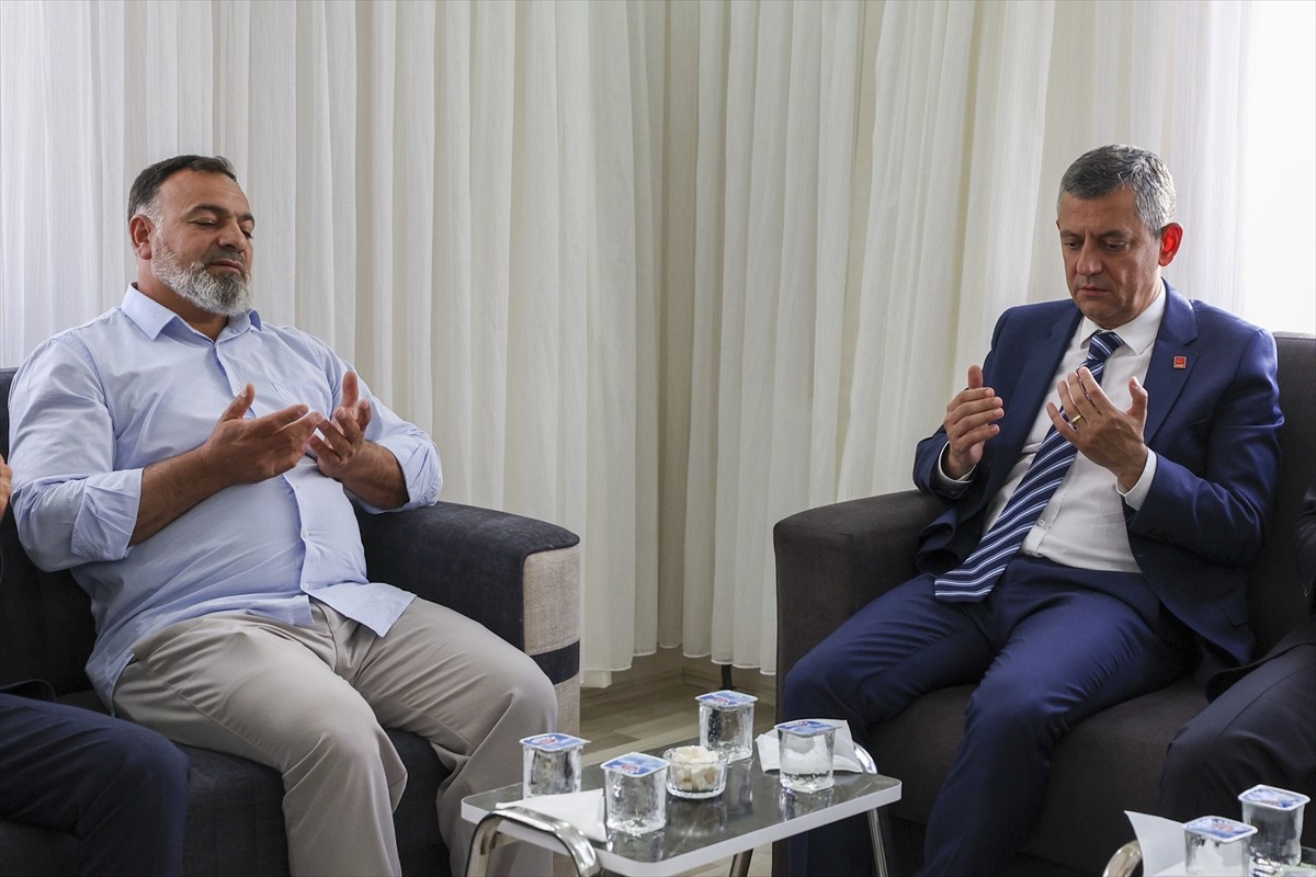 CHP Genel Başkanı Özgür Özel, 2024'te Pençe-Kilit Operasyonu bölgesinde şehit olan Piyade...