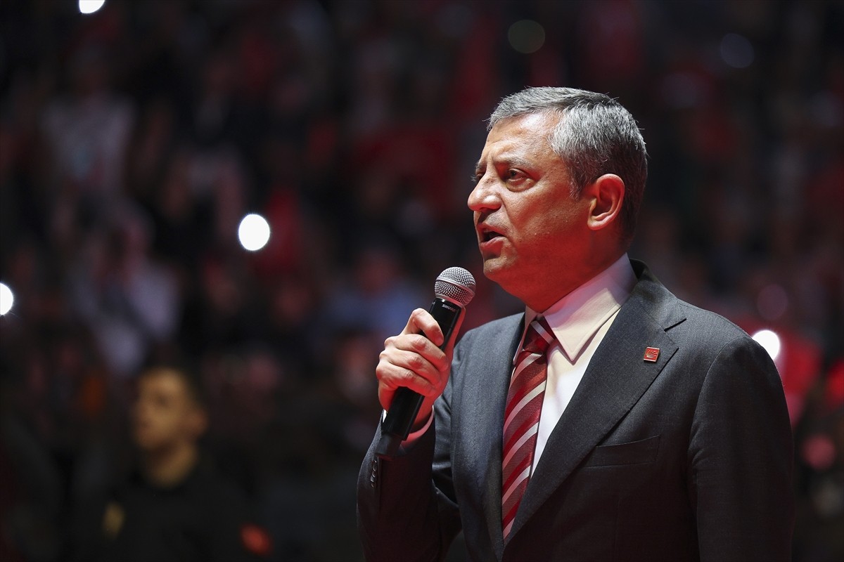 CHP Genel Başkanı Özgür Özel, Ankara Yenimahalle'de düzenlenen CHP 102. Yıl Dayanışma Konseri'nde...