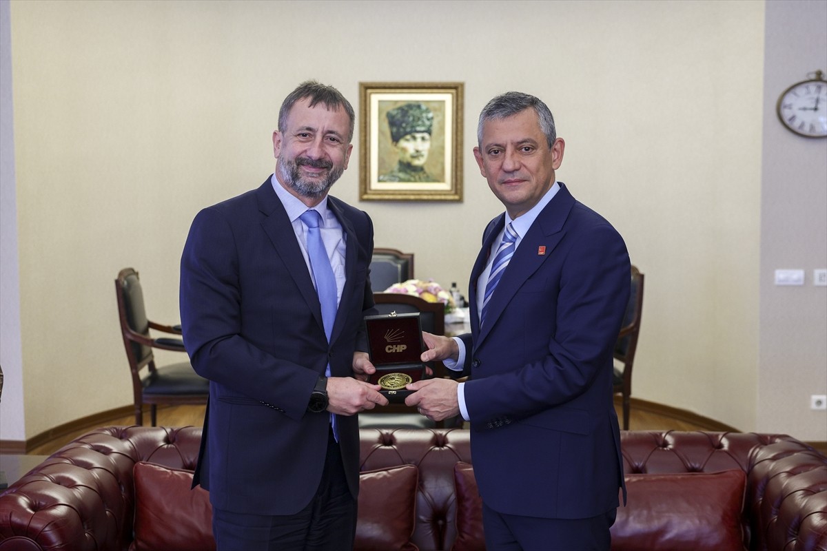 CHP Genel Başkanı Özgür Özel, Çekya'nın Ankara Büyükelçisi Petr Stepanek ile parti genel...