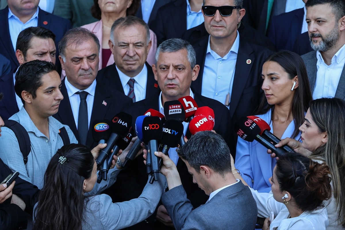 CHP Genel Başkanı Özgür Özel, İstanbul Adliyesi önünde polise mukavemet ettikleri iddiasıyla...