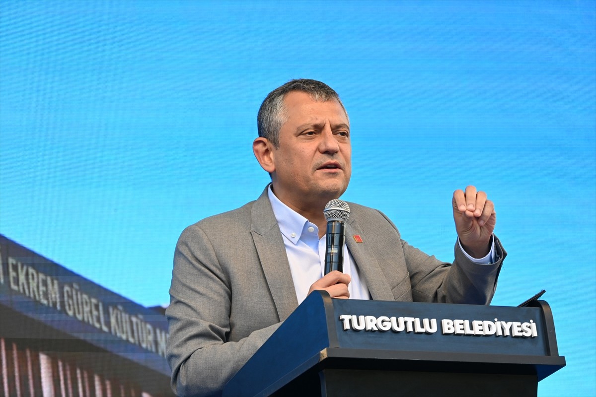 CHP Genel Başkanı Özgür Özel, Manisa Büyükşehir ile Turgutlu belediyelerinin ilçede hizmete aldığı...