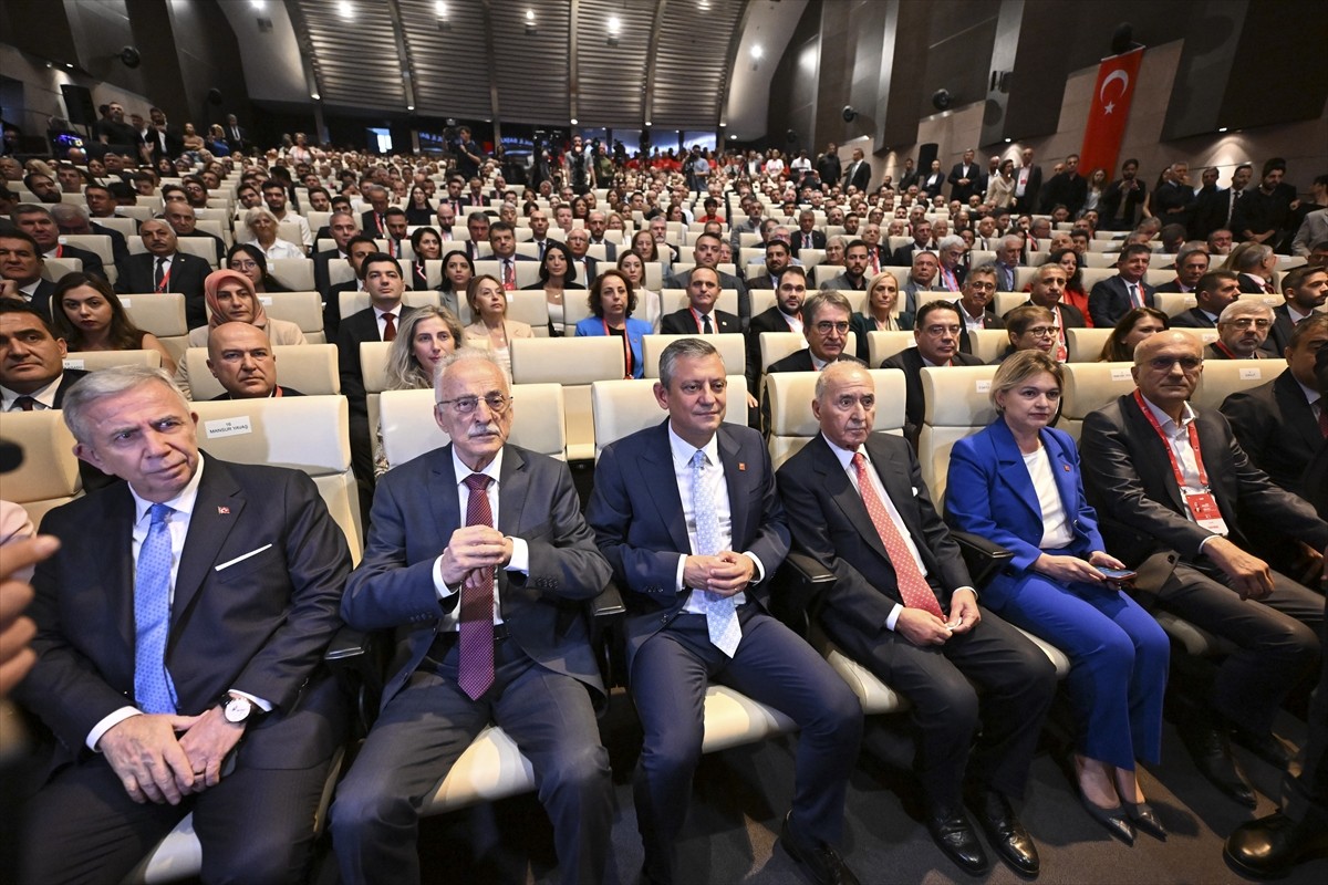 CHP Genel Başkanı Özgür Özel (ortada), parti genel merkezindeki Örgüt Temsilcileri Toplantısı'nın...