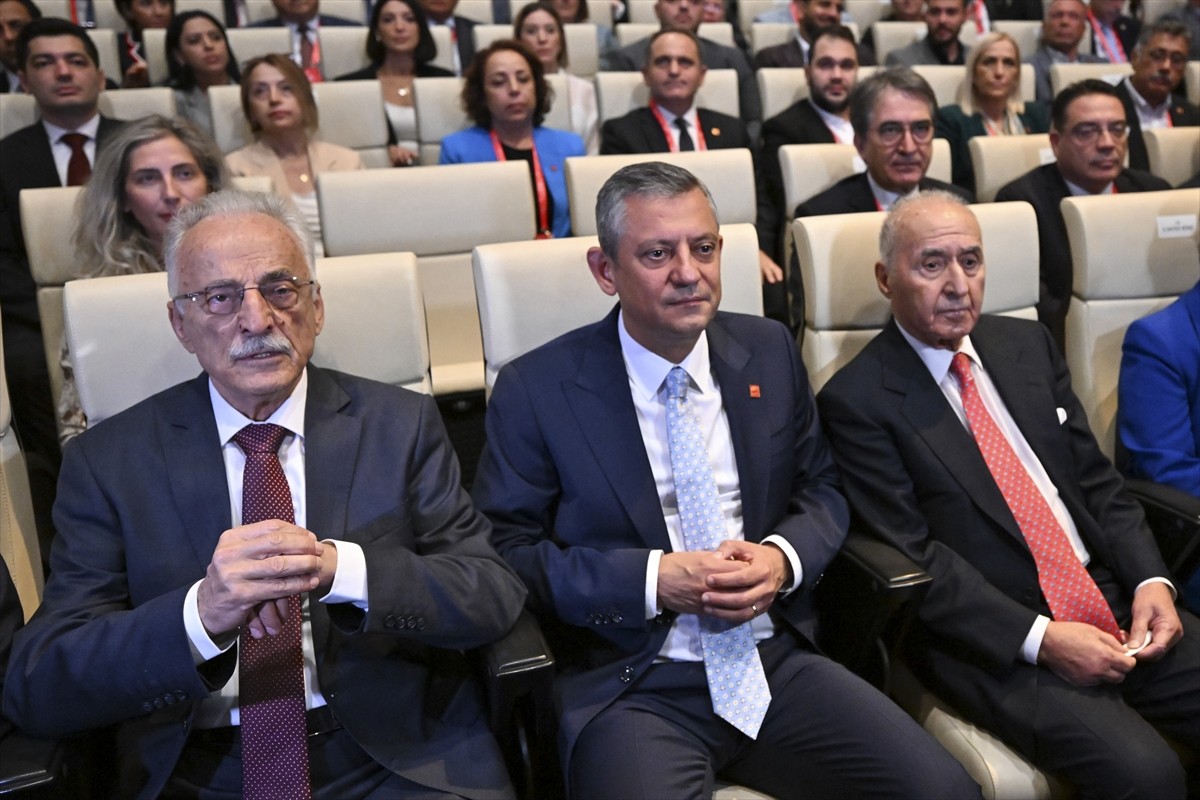 CHP Genel Başkanı Özgür Özel (ortada), parti genel merkezindeki Örgüt Temsilcileri Toplantısı'nın...