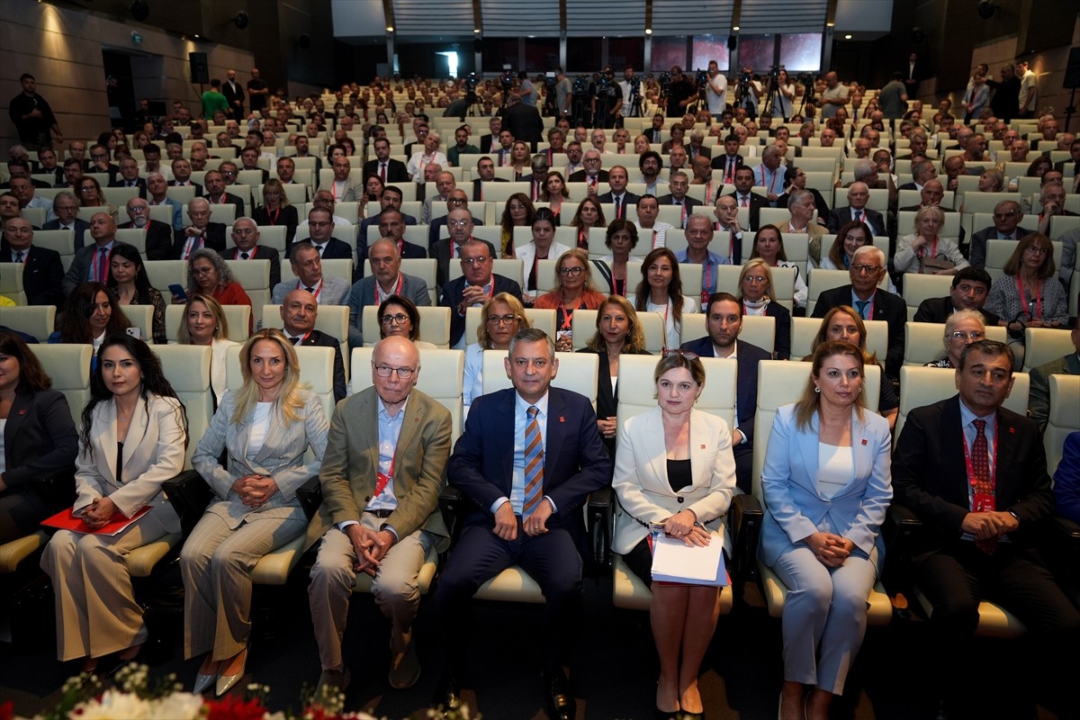 CHP Genel Başkanı Özgür Özel (ortada), partisinin genel merkezinde, kuruluş haftası kapsamında...