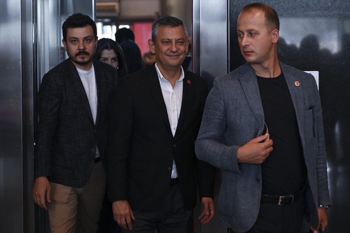 CHP Genel Başkanı Özgür Özel, partisinin Genel Merkezinde basın mensuplarına açıklamalarda...
