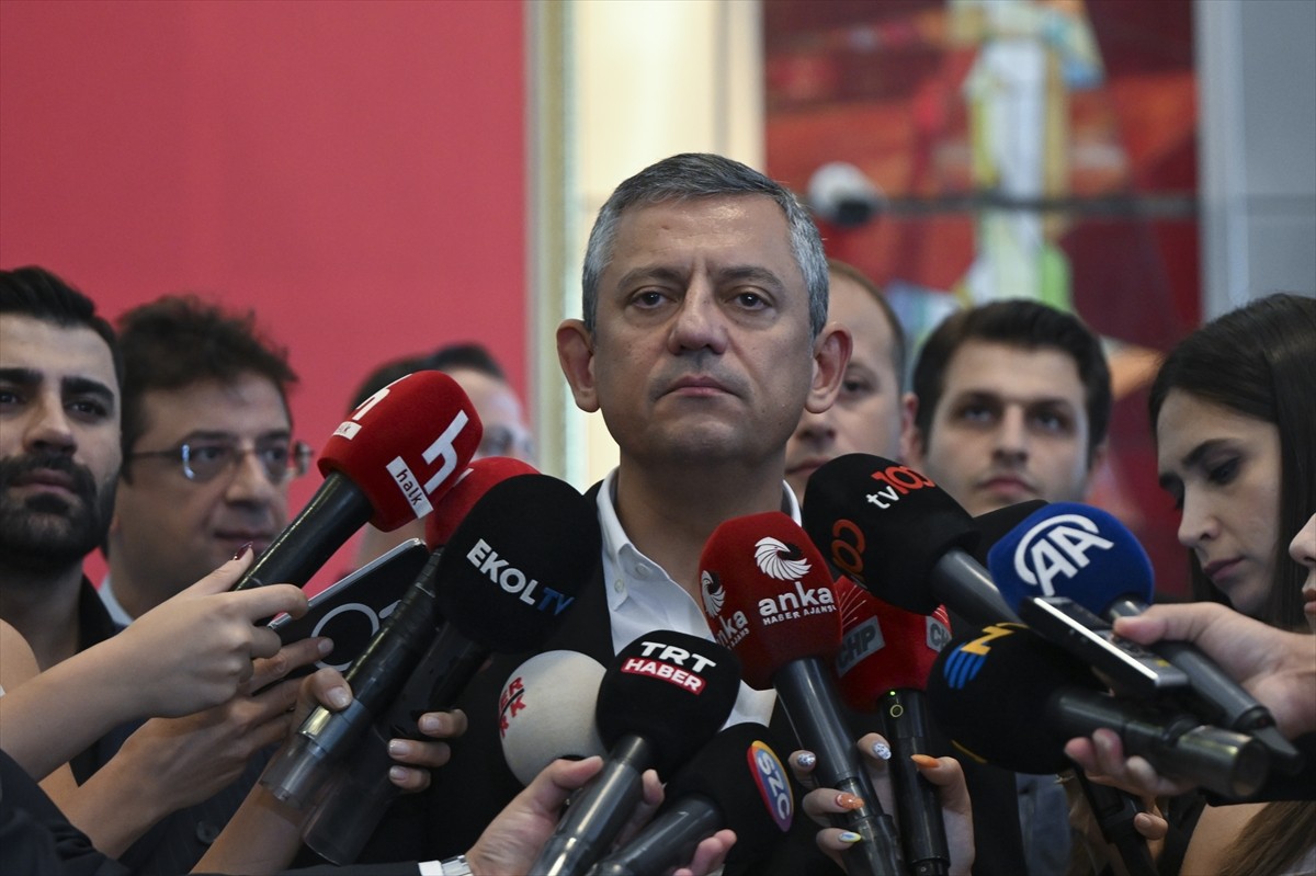 CHP Genel Başkanı Özgür Özel, partisinin Genel Merkezinde basın mensuplarına açıklamalarda...