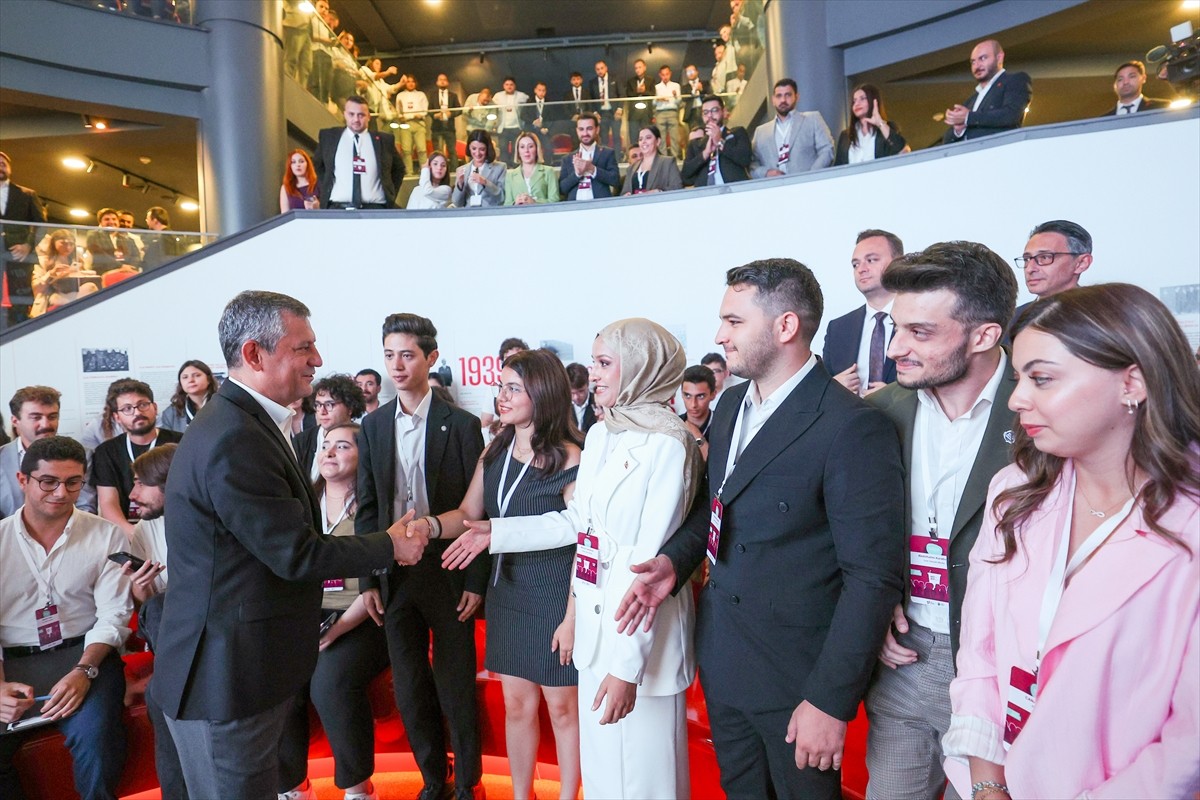CHP Genel Başkanı Özgür Özel, partisinin genel merkezinde gençlerle buluştu.