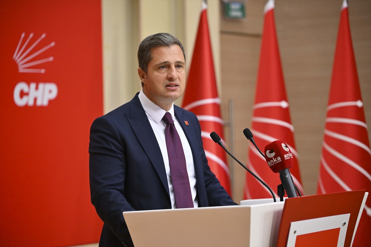 CHP Sözcüsü Deniz Yücel, parti genel merkezinde düzenlediği basın toplantısında Merkez Yönetim...