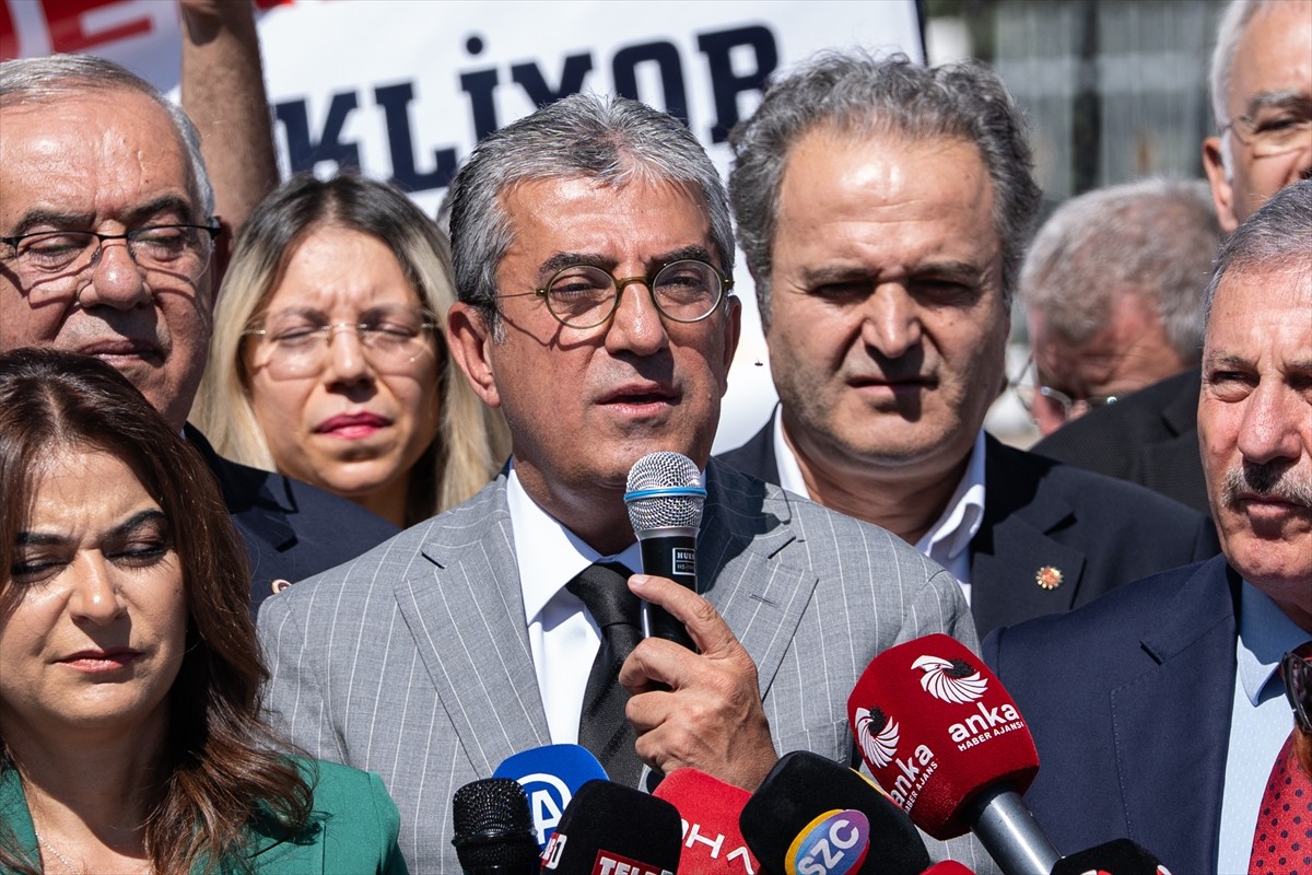 CHP, zeytinlik alanlar, meralar ve ormanların madencilik faaliyetlerine açıldığı gerekçesiyle...