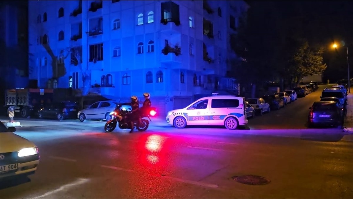 Çorum'da kızlar arasında çıkan kavgada 1'i bıçakla olmak üzere 2 kişi yaralandı. Olay yerine...