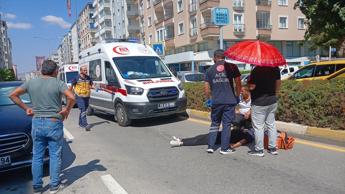 Çorum'da motosikletin yayaya çarptığı kazada 2 kişi yaralandı. Kaza yerine sağlık ekipleri sevk...