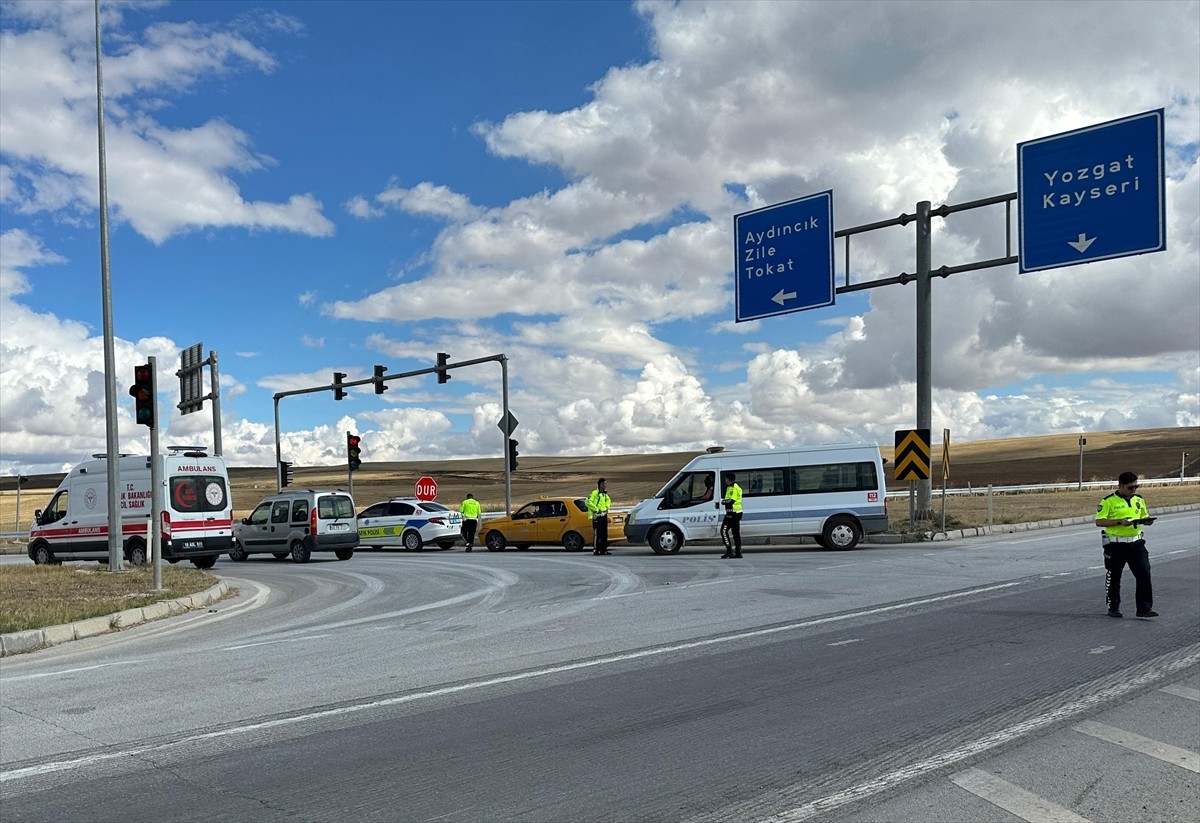 Çorum'un Alaca ilçesinde taksi ile elektrikli motosikletin çarpışması sonucu 1 kişinin yaralandığı...