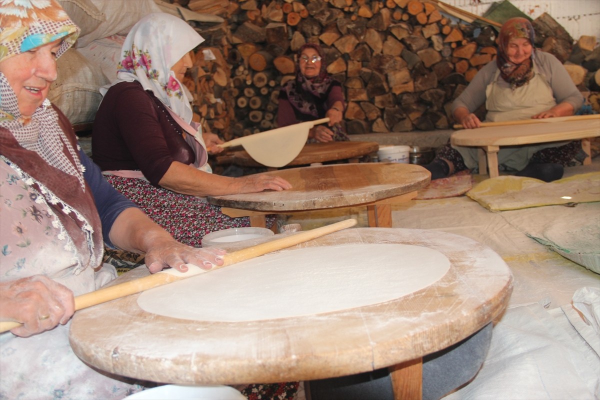 Çorum'un Oğuzlar ilçesinde kadınlar, asırlık gelenek olan imece usulüyle kışlık yufka...