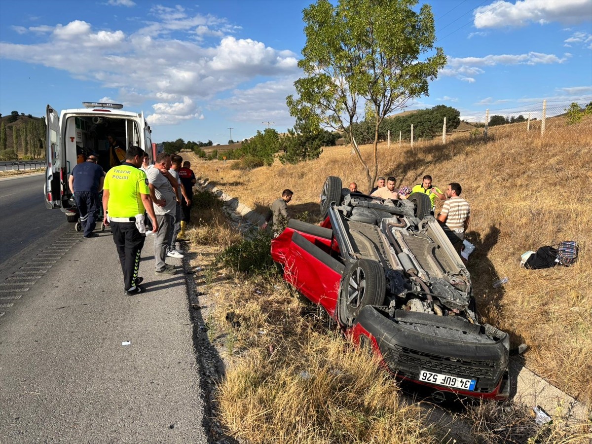 Çorum'un Sungurlu ilçesinde otomobilin devrilmesi sonucu 2 kişi yaralandı. Kaza yerine polis...