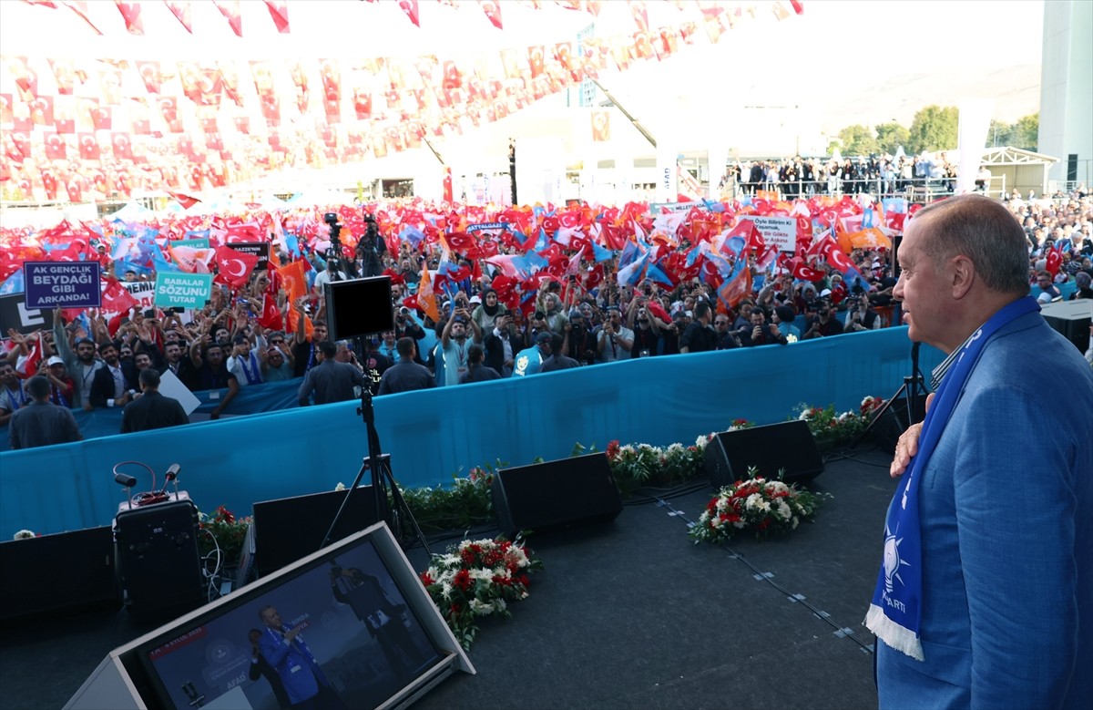 Cumhurbaşkanı Recep Tayyip Erdoğan, Malatya Büyükşehir Belediyesi arkasında düzenlenen "Asrın...