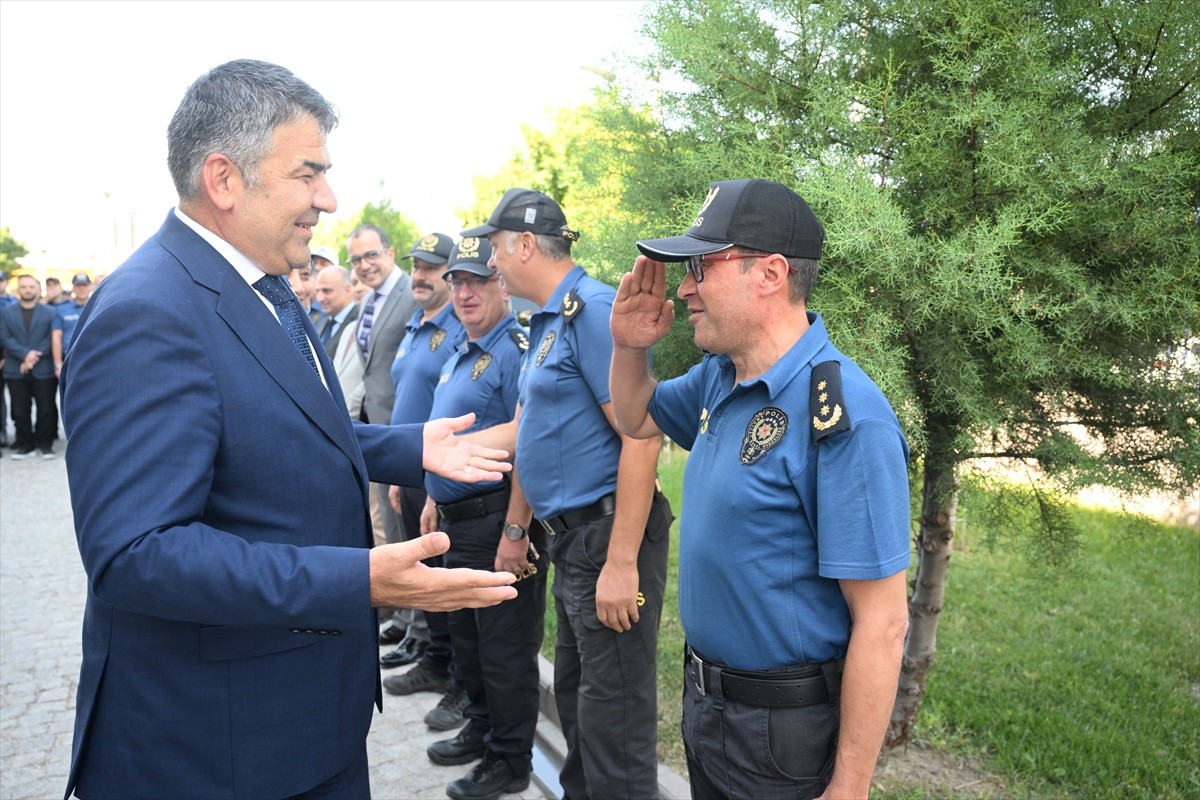 Cumhurbaşkanlığı Kararnamesiyle Erzurum Emniyet Müdürlüğüne atanan Edirne Emniyet Müdürü Onur...