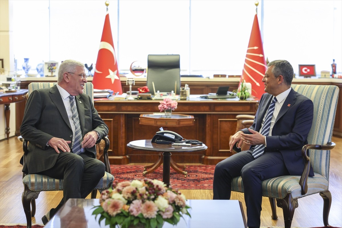 Cumhuriyet Halk Partisi (CHP) Genel Başkanı Özgür Özel (solda), İYİ Parti Genel Başkanı Müsavat...