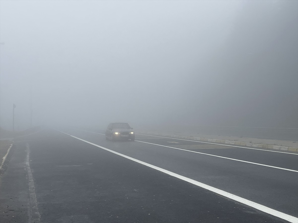 D-100 kara yolunun Bolu Dağı kesiminde etkili olan sis nedeniyle görüş mesafesi 25 metreye kadar...