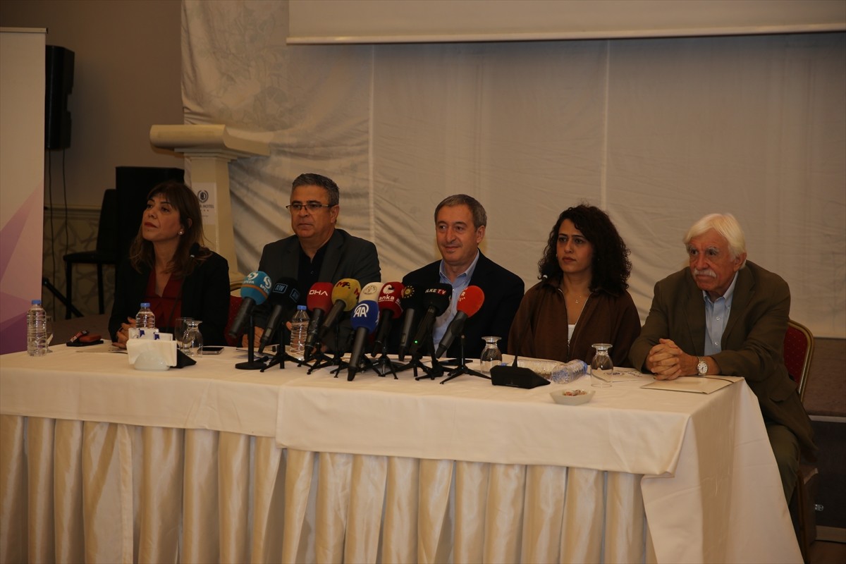 DEM Parti Eş Genel Başkanı Tuncer Bakırhan (ortada),  Diyarbakır'da bir otelde, bazı baro...