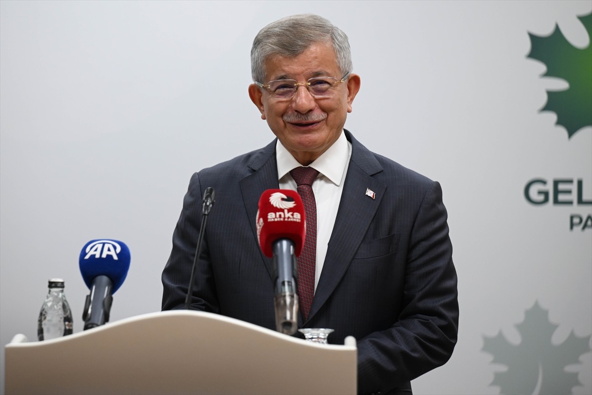 Demokrat Parti Genel Başkanı Gültekin Uysal (solda), Gelecek Partisi Genel Başkanı Ahmet...