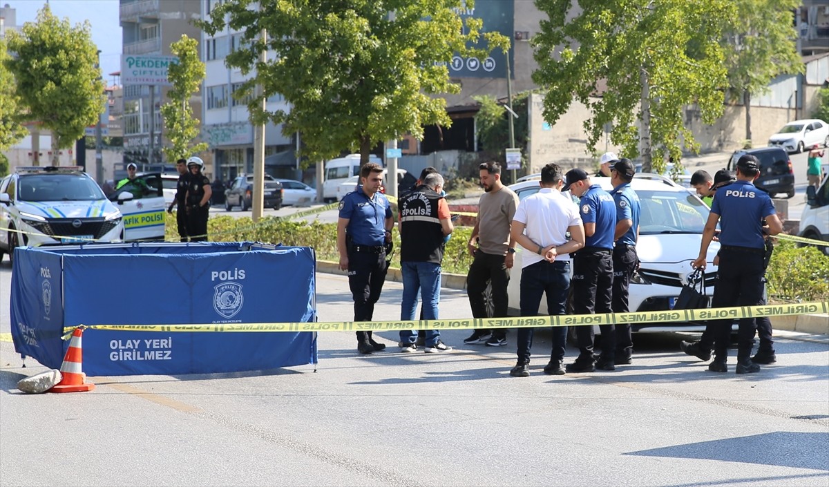 Denizli'nin Merkezefendi ilçesinde otomobilin çarptığı 45 yaşındaki kadın hayatını kaybetti. Olay...