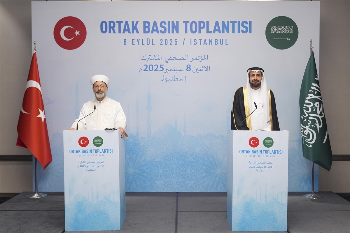 Diyanet İşleri Başkanı Ali Erbaş (solda), Suudi Arabistan Hac ve Umre Bakanı Tevfik er-Rabia...