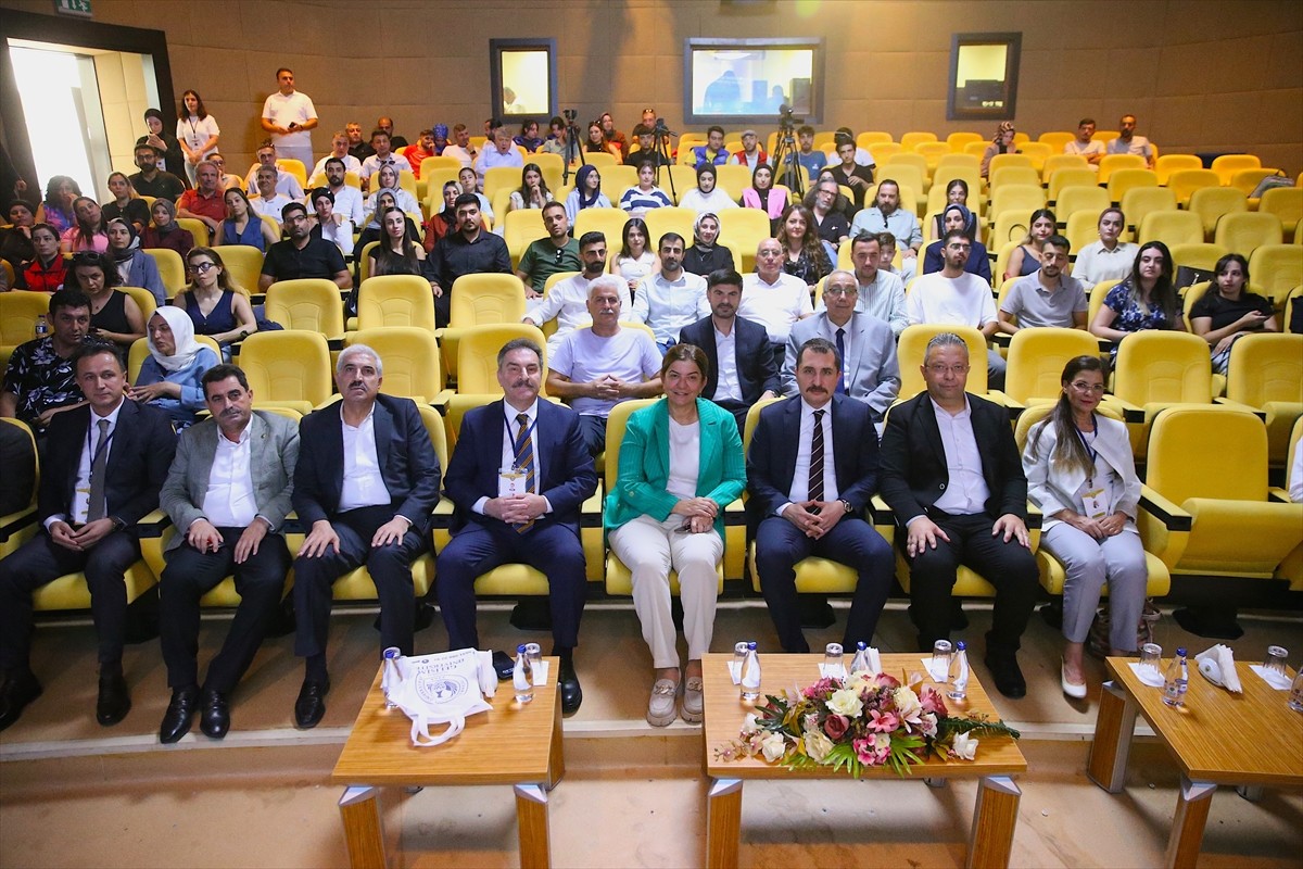 Diyarbakır'da 1. SineAkademi Uluslararası Sinema ve Medya Çalışmaları Kongresi (SineMed) başladı....