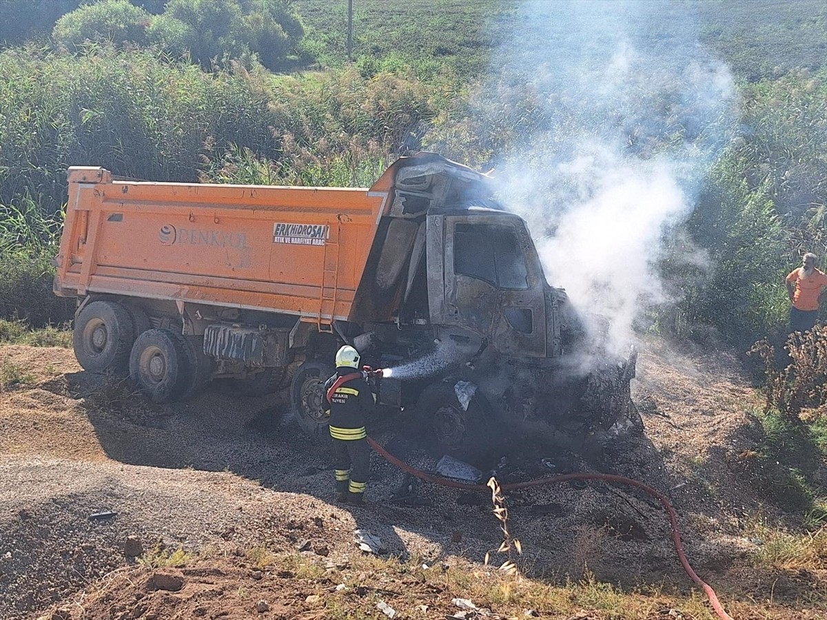 Diyarbakır'ın Çınar ilçesinde şarampole devrilen kamyonun sürücüsü hayatını kaybetti. İtfaiye...