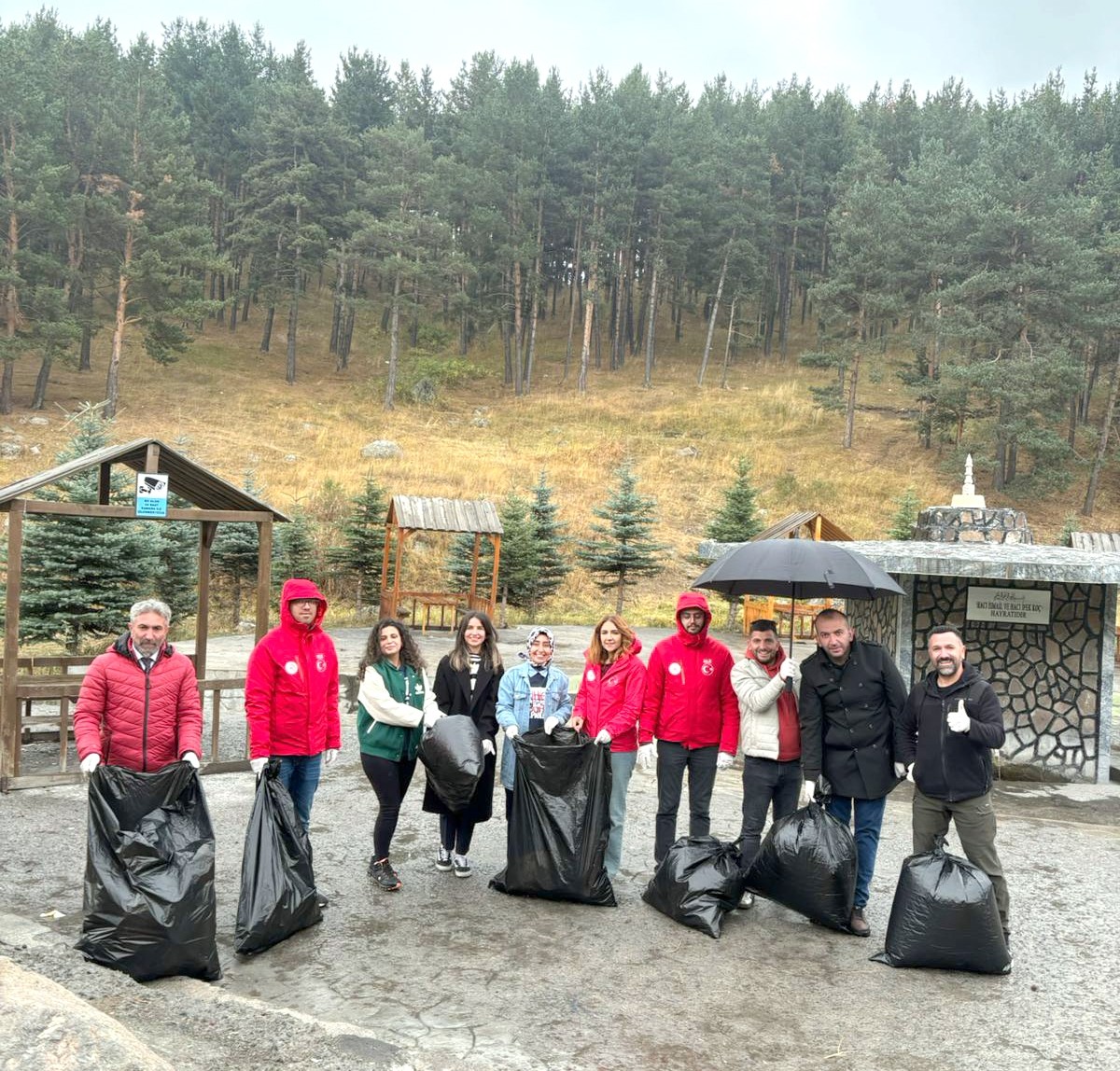 Dünya Temizlik Günü kapsamında Kars'ta bir araya gelen gençler, farkındalık oluşturmak için çevre...